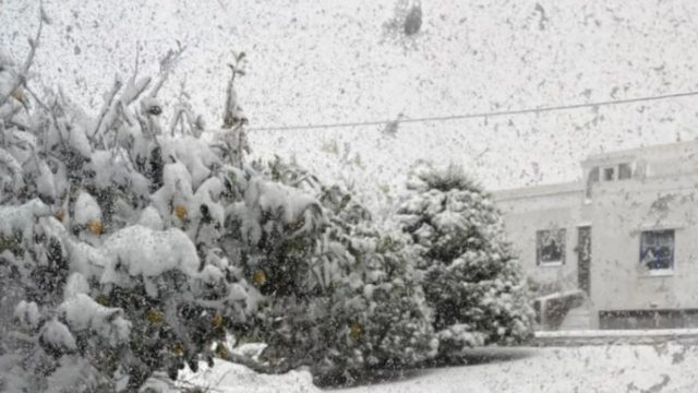 “Κακοκαιρία Ελπίς”: Στα “λευκά” Μύκονος, Τήνος, Άνδρος και Νάξος – Χιόνια και στις παραλίες (εικόνες – video)