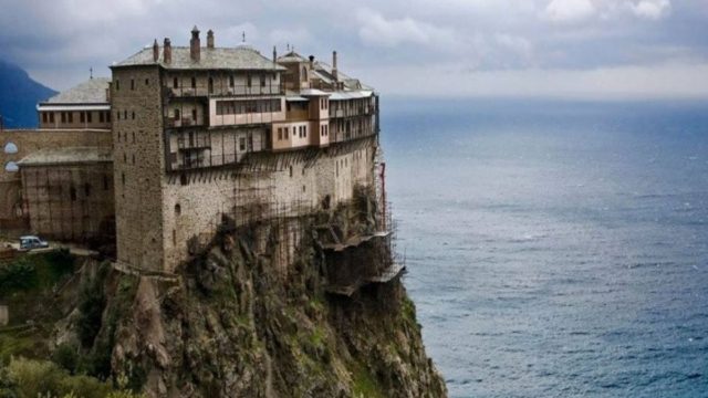“Θρίλερ” στο Άγιο Όρος: Άλλοι δύο ιερείς κατέληξαν από κορωνοϊό