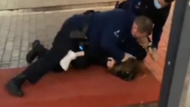 Σκέτη φρίκη! Αστυνομικοί έπεσαν πάνω σε 14χρονη και την άρχισαν στα χαστούκια