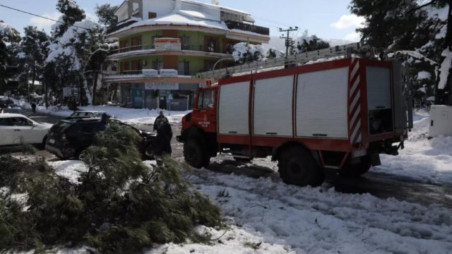 Τραγικές στιγμές! Νεφροπαθής πηγαίνει για αιμοκάθαρση με την Πυροσβεστική εξαιτίας της κακοκαιρίας (video)