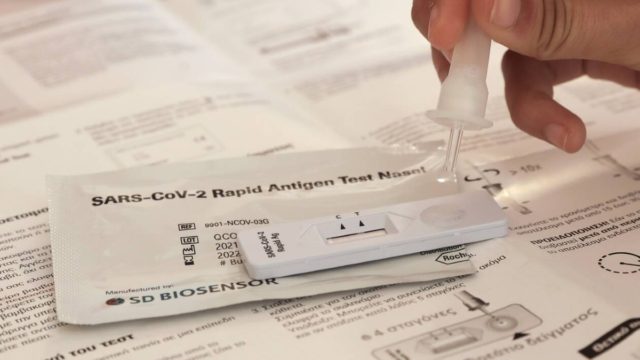 Κορωνοϊός – Self test: Τι σημαίνει αν είναι αχνή η γραμμή του αποτελέσματος (video)