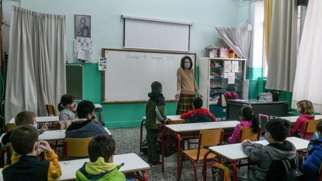 Κορωνοϊός – Σχολεία: Τι ισχύει με τους ανεμβολίαστους εκπαιδευτικούς – Πόσα θα πληρώνουν σε rapid και self test