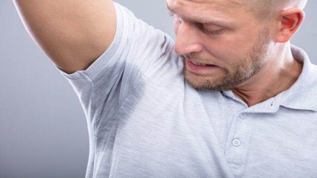 Το απόλυτο κόλπο: Έτσι θα εξαφανίσετε τον ιδρώτα από τα ρούχα