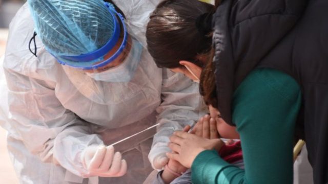 Μετάλλαξη Όμικρον: Το σύμπτωμα στα παιδιά κάτω των 5 ετών που ανησυχεί – Τι να προσέξετε