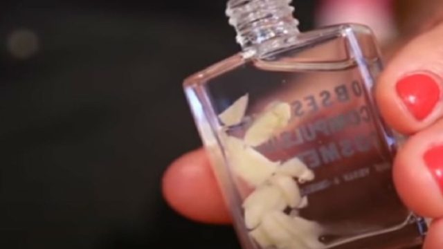 Ψιλόκοψε ένα σκόρδο και το έριξε στο γυαλιστικό νυχιών – Μόλις δείτε το λόγο θα τρέξετε να το κάνετε