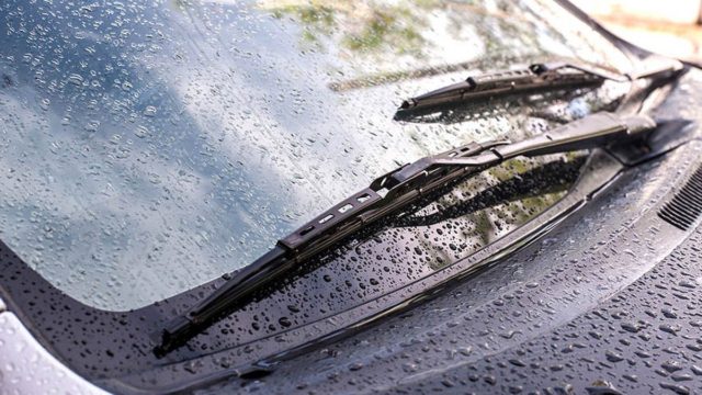 Έβαλε μαγειρική σόδα στους υαλοκαθαριστήρες – Αν είστε οδηγοί θα σωθείτε!