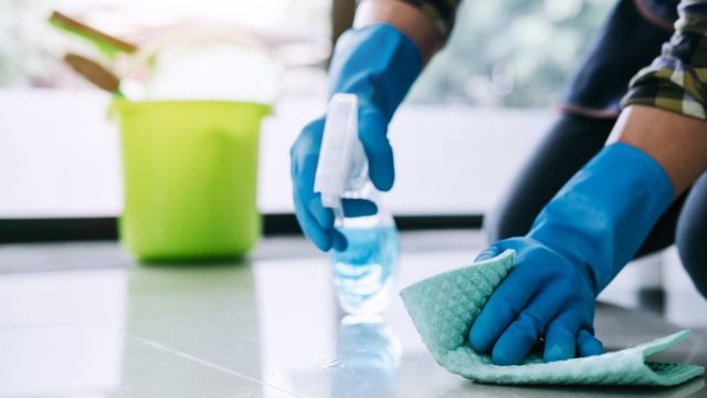 Φοβάστε μην κολλήσετε κορωνοϊό; 6+1 συμβουλές για σωστό καθάρισμα του σπιτιού