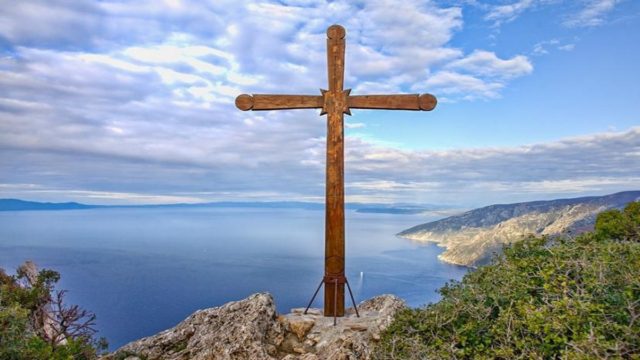 Αυτό το μυστικό εκκλησάκι που δεν χρειάστηκε ούτε πάτωμα, ούτε ταβάνι για να χτιστεί – Που βρίσκεται;