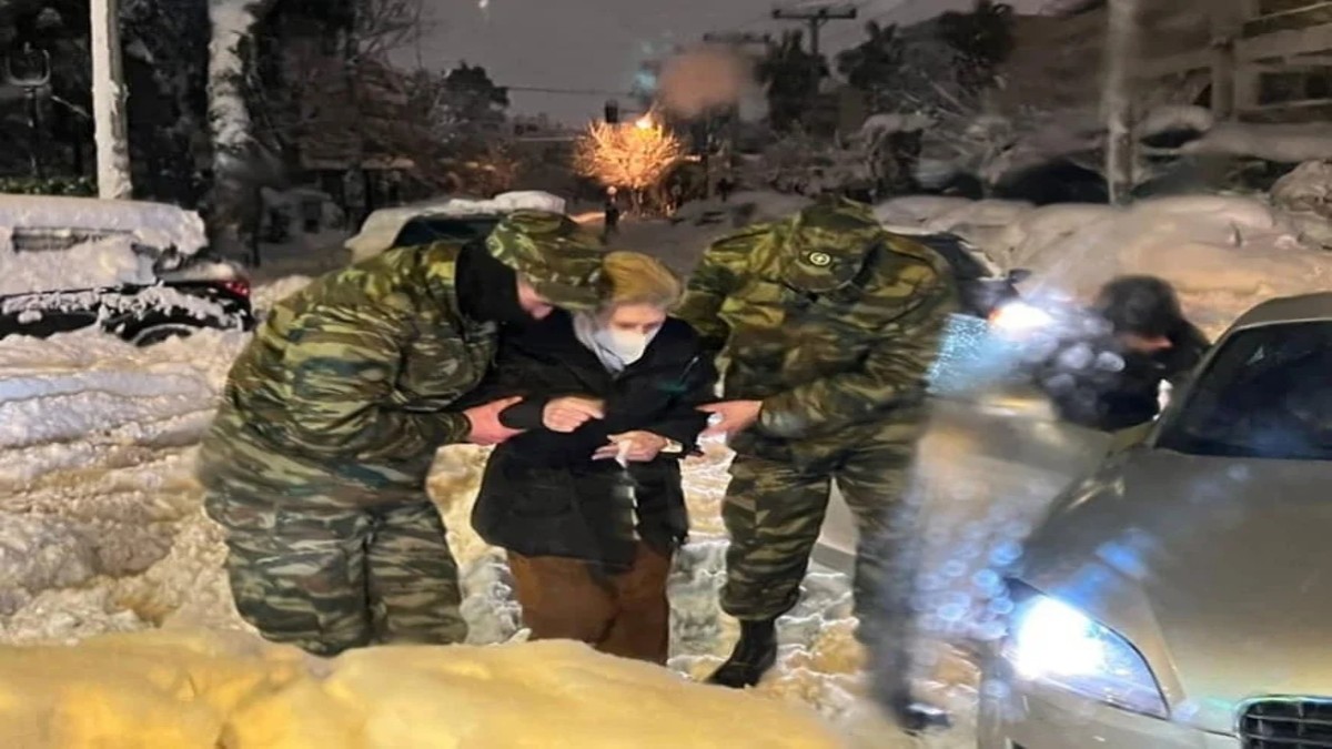 Κακοκαιρία «Ελπίδα» – Η μάχη Στρατού και Αστυνομίας στα χιόνια: Οι δραματικές ώρες στην Αττική Οδό (photos)