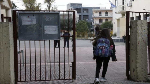 Επιστροφή στα σχολεία: Όλα τα μέτρα και οι αλλαγές – Τι ισχύει για τεστ, κρούσματα και τηλεκπαίδευση (Video)