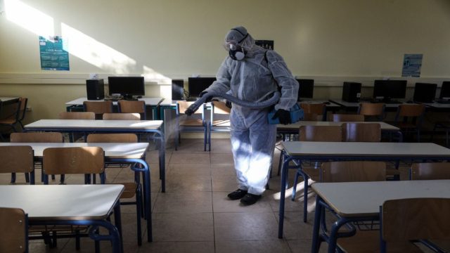 Στον «αέρα» το άνοιγμα των σχολείων πριν καν ξαναλειτουργήσουν! «Το Σαββατοκύριακο μπορεί να αλλάξουν τα μέτρα» – Καμπανάκι ειδικών