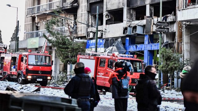 Έκρηξη στη Συγγρού: Παλιά όπλα και 1.400 φυσίγγια στο σπίτι του 78χρονου (video)