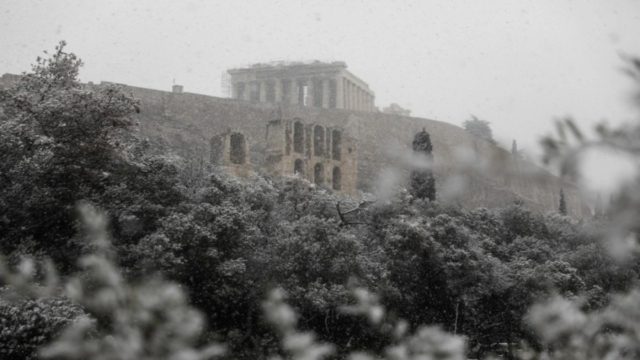Κακοκαιρία «Ελπίδα»: Μαγικές εικόνες από το κέντρο της Αθήνας – Στα λευκά το Σύνταγμα (photos)