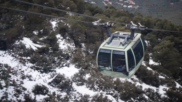 Κακοκαιρία – Άρχισε να το στρώνει: Έντονη χιονόπτωση στη λεωφόρο Πάρνηθος και διακοπή κυκλοφορίας (video)