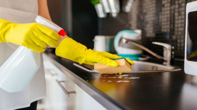 Το ιδανικό αντισηπτικό καθαριστικό για κουζίνα και μπανιο με μόλις 2 υλικά