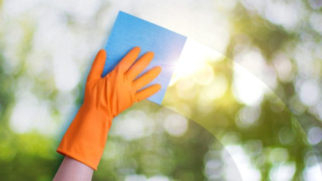 Καθαρίστε τα τζάμια πανεύκολα με αυτά τα 2 υλικά και θα πάθετε πλάκα