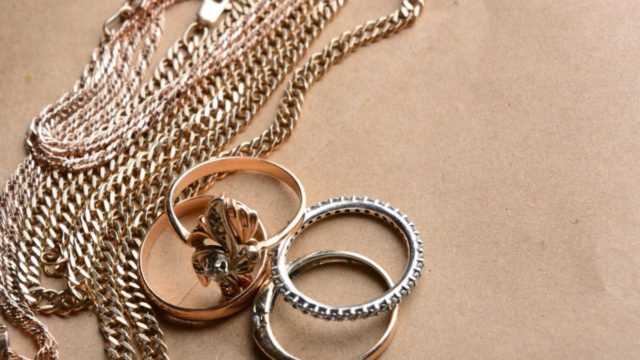 Γυαλίστε τα κοσμήματά σας με απορρυπαντικό πιάτων και άλλο 1 υλικό – Απίστευτο απότελεσμα