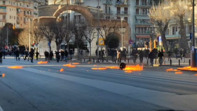 Σοκ στην Θεσσαλονίκη: Διαδηλωτής πήρε φωτιά στα επεισόδια – Πάνω από 20 προσαγωγές (video)
