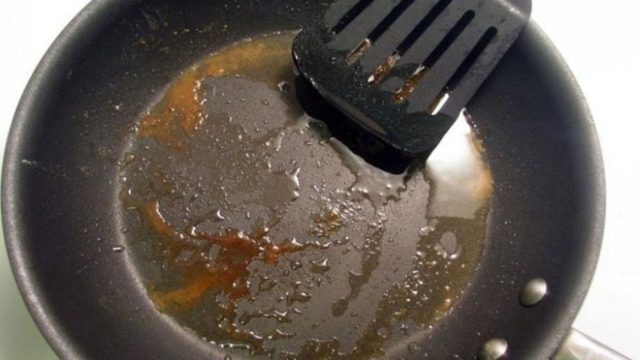 Καθαρίστε το τηγάνι από τα καμένα λίπη στο πι και φι – Δείτε πως θα κερδίσετε χρόνο
