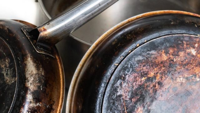 Ξεραμένα λίπη στο τηγάνι; Αυτό είναι το μυστικό για να τα ξεφορτωθείτε μια και καλή!