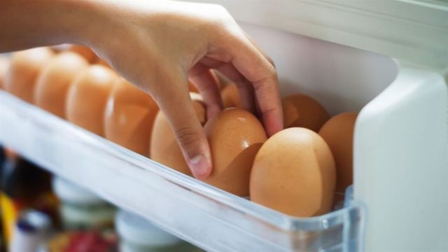 Αυγά στο ψυγείο ή όχι; Ποιά είναι η αλήθεια για τη συντήρηση των αυγών;