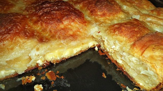 Λαχταριστή τυρόπιτα με πανεύκολο χειροποίητο φύλλο σφολιάτας και γέμιση από σιμιγδαλόκρεμα με τυρί