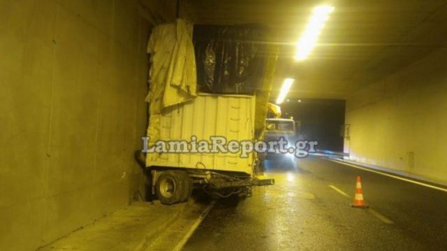 “Θρίλερ” στην Εθνική Οδό: Έσπασε τρέιλερ μέσα σε τούνελ στα Καμένα Βούρλα – «Τρελή» πορεία για 100 μέτρα
