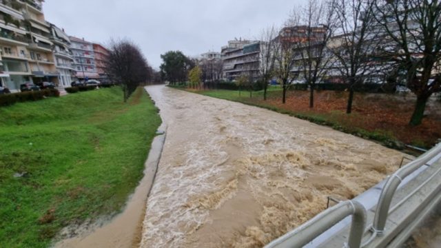 Τρίκαλα: Ο Ληθαίος ποταμός που υπερχείλισε και το χιονισμένο τοπίο που θυμίζει σκηνή από τη Νάρνια (Βίντεο)