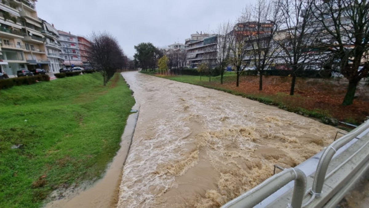 Τρίκαλα: Ο Ληθαίος ποταμός που υπερχείλισε και το χιονισμένο τοπίο που θυμίζει σκηνή από τη Νάρνια (Βίντεο)