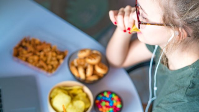 Αυτά είναι τα 5 τρόφιμα που πρέπει να αποφεύγετε αν έχετε άγχος