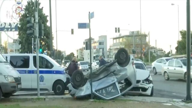 Σοκαριστικό τροχαίο στη συμβολή Βουλιαγμένης & Αλίμου: Αναποδογύρισε αυτοκίνητο – Εγκλωβίστηκε ο οδηγός (Video)
