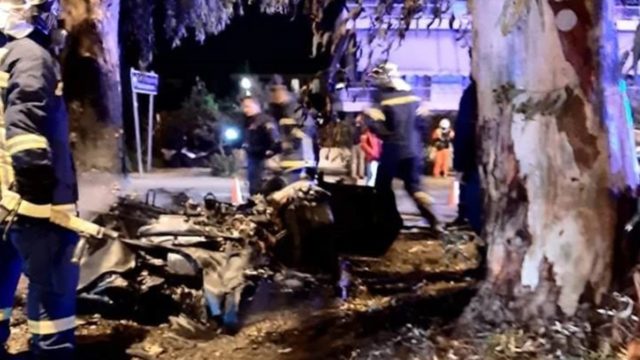 Τροχαίο στη Βούλα: Ο οδηγός εκτοξεύθηκε εκτός οχήματος – Το ΙΧ έπιασε φωτιά