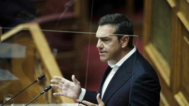 Οργισμένη παρέμβαση Τσίπρα στη Βουλή: “Ή είστε κατσαπλιάδες ή μας λέτε ψέματα!”
