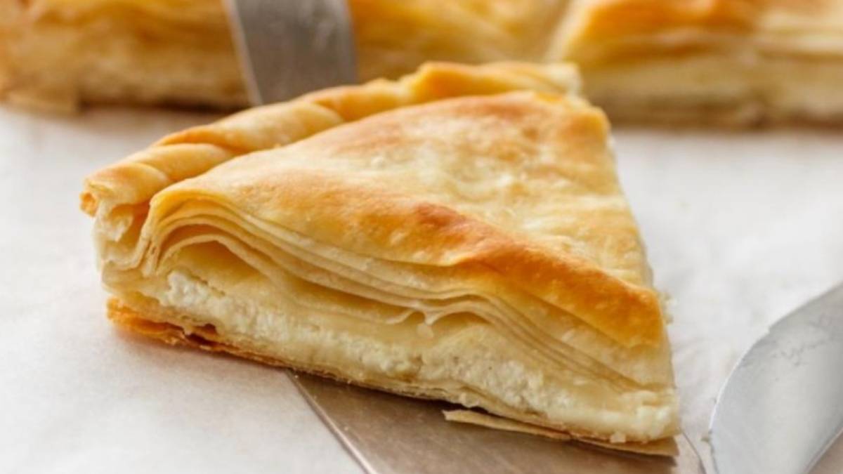 Πανεύκολη τυρόπιτα με 2 κινήσεις έτοιμη σε 10 λεπτά