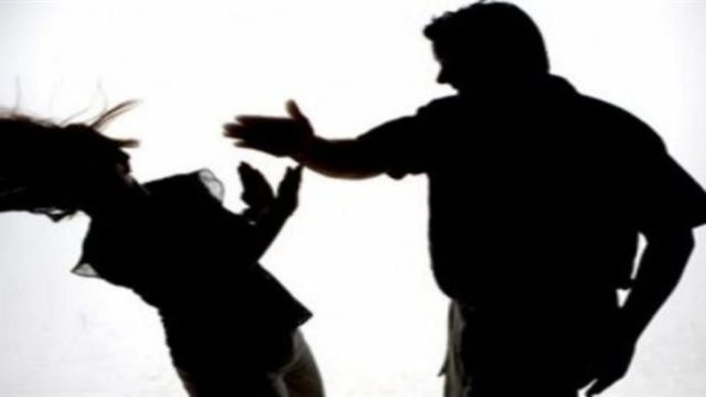 Η φρίκη συνεχίζεται – Πάτρα: Γυναίκα γεμάτη μώλωπες, αγκαλιά με την κορούλα της – «Βοήθεια, θα με σκοτώσει» (video)