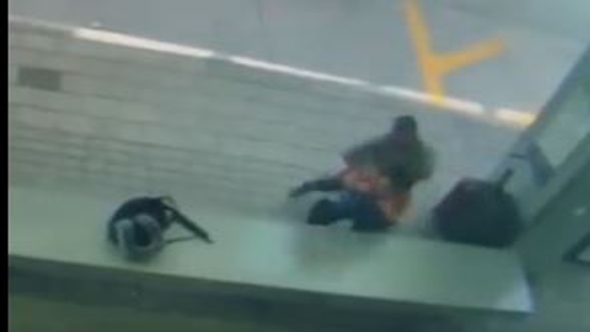 Σοκαριστικό βίντεο: Επιχείρησε να στραγγαλίσει άγνωστη γυναίκα σε στάση λεωφορείου