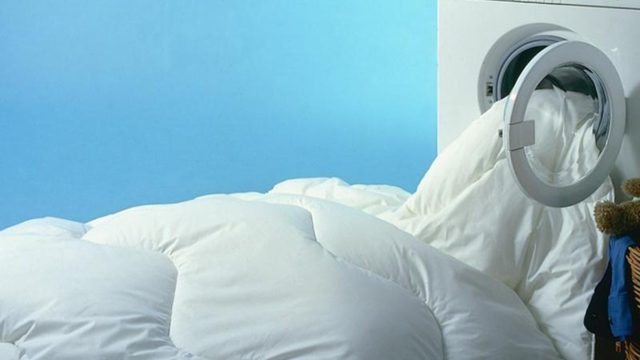 Βρόμικο πάπλωμα; Αυτός είναι ο καλύτερος τρόπος για να το πλύνετε