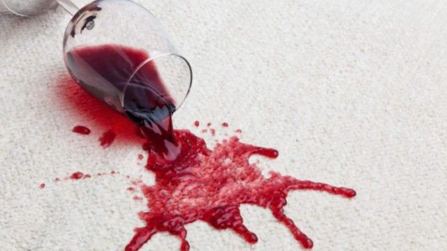 Λεκές από κόκκινο κρασί; Εξαφάνισέ τον στο λεπτό με 2 υλικά