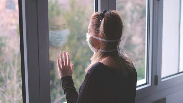 Κορωνοϊός και ψυχική υγεία – Σοκάρει νέα έρευνα: Το 21% των Ελλήνων δε θέλει καν να βγαίνει από το σπίτι!