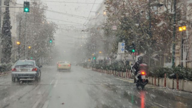 Κακοκαιρία “Ελπίδα” – Κραυγή αγωνίας:  “Είμαι εγκλωβισμένος με την έγκυο γυναίκα μου” – Σκηνές τρόμου στην Αττική Οδό (video)