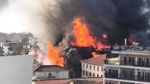 “Πύρινος εφιάλτης” στη Ξάνθη – Κτίριο έχει «τυλιχθεί» στις φλόγες