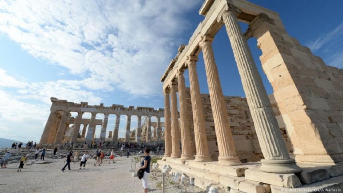 «Ξεπαρθενών»: Σάλος και αντιδράσεις από ερωτική ταινία κάτω από την Ακρόπολη – Εντολή Μενδώνη για προκαταρκτική εξέταση