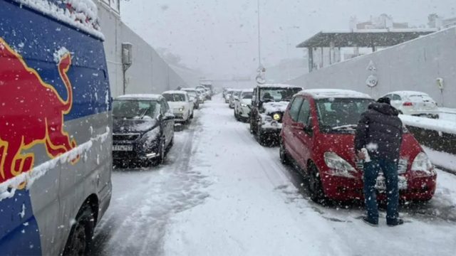 Κακοκαιρία Ελπίδα: Στέλνουν κουβέρτες και νερά στους εγκλωβισμένους οδηγούς της Αττικής Οδού