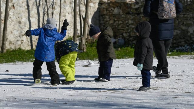 Η φωτογραφία της ημέρας: Παίζοντας με το χιόνι!