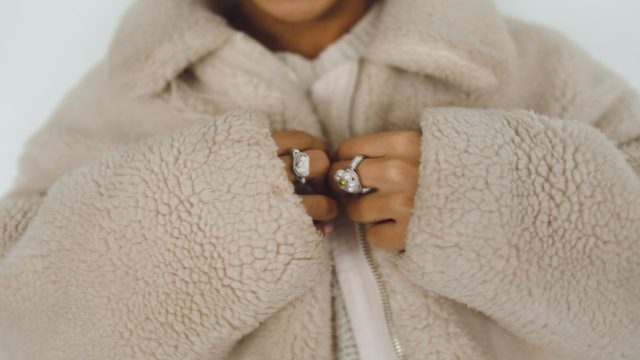 Αυτή είναι η πλεκτή ζακέτα από τα ZARA που ταιριάζει με τα πάντα και πρέπει οπωσδήποτε να έχεις στη ντουλάπα σου