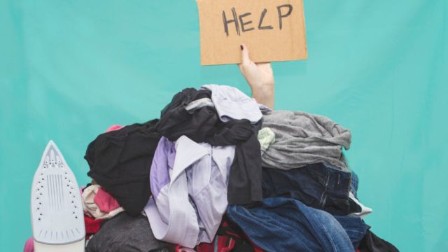 Πώς φεύγουν οι ζάρες στα ρούχα χωρίς σιδέρωμα