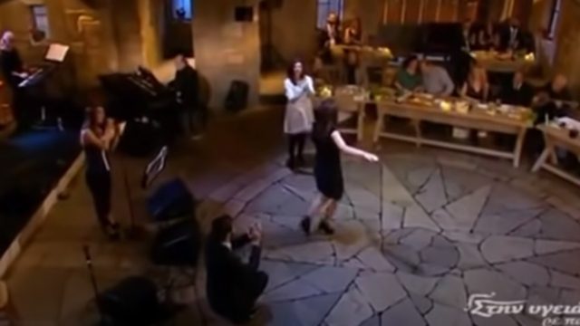 Αυτό είναι το γυναικείο ζεϊμπέκικο που «γονάτισε» το πλατό! – Μας άφησε «άναυδους»