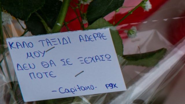 Δολοφονία 19χρονου στη Θεσσαλονίκη: Συγκλονίζουν τα μηνύματα του κόσμου στο σημείο του εγκλήματος (photos-video)