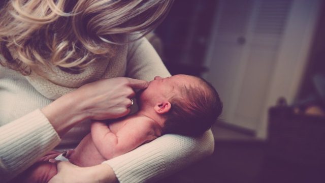 Το σύνδρομο Μινχάουζεν στην Ελλάδα: Η περίπτωση της μάνας που χρωμάτιζε τα κόπρανα της κόρης της με ντοματοπελτέ (video)