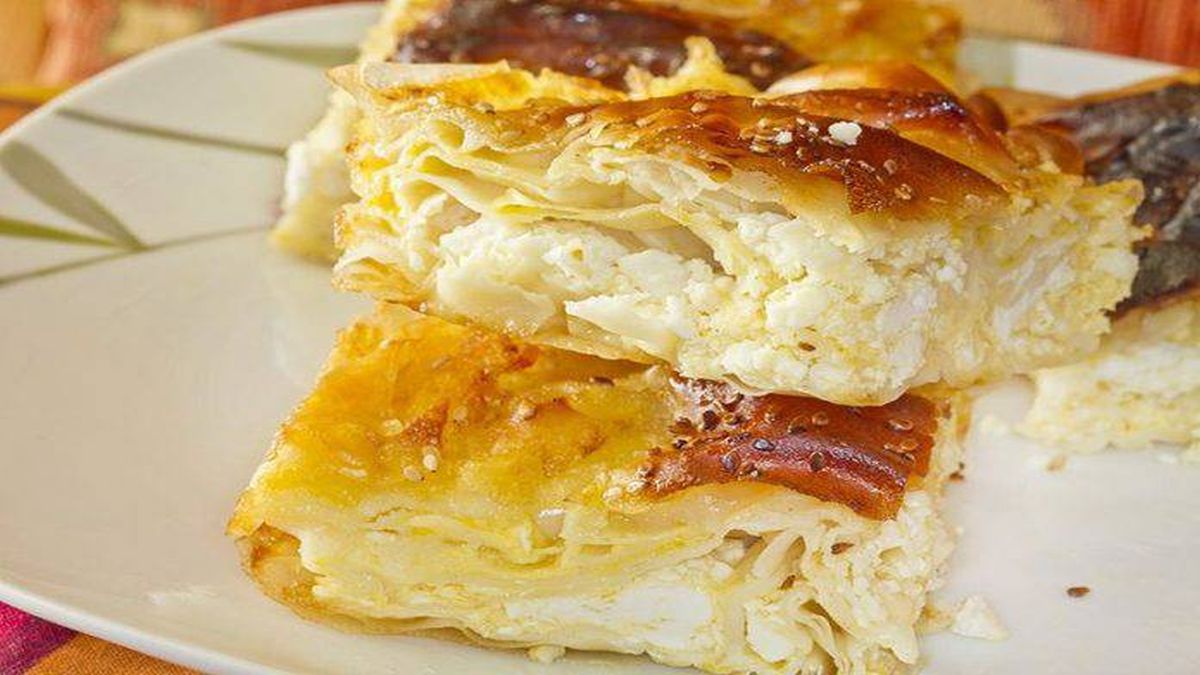 Πανεύκολη και αφράτη τυρόπιτα με σόδα έτοιμη σε λιγότερο από 10′